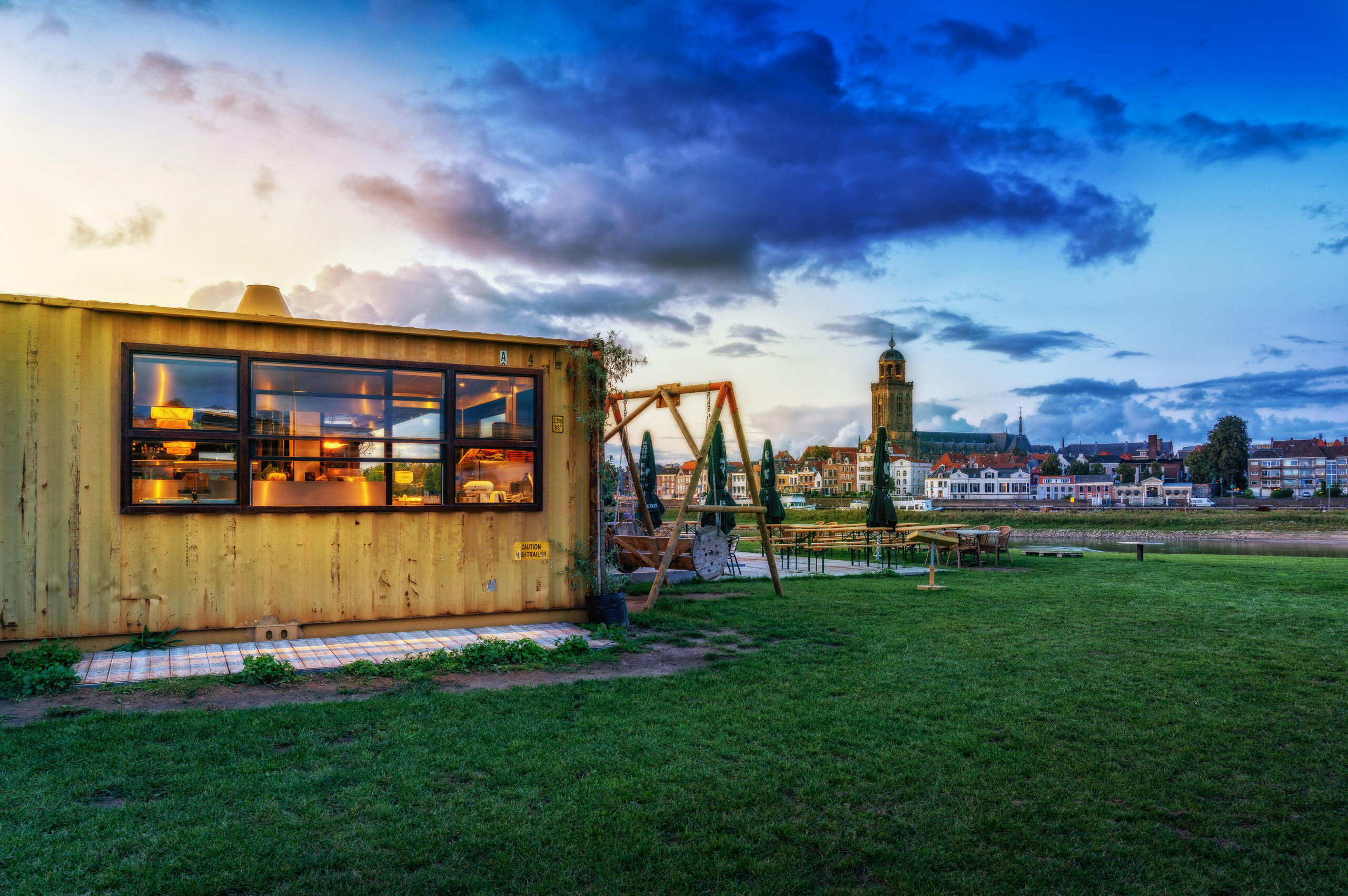 Terras aan water Deventer Stadsstrant en terras aan de IJssel Deventer